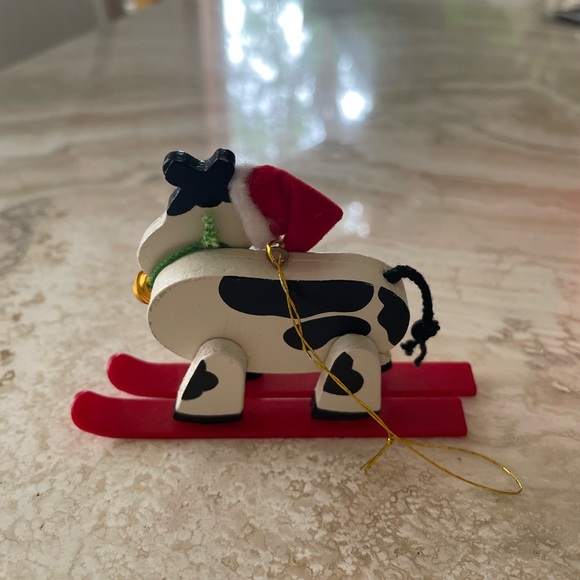 VINTAGE NEW Avon Holly Jolly Cow Ornament Skiing Cow with Box - Picture 3 of 7